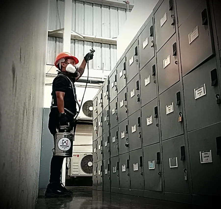 Personal técnico de G&G trabajando en instalaciones