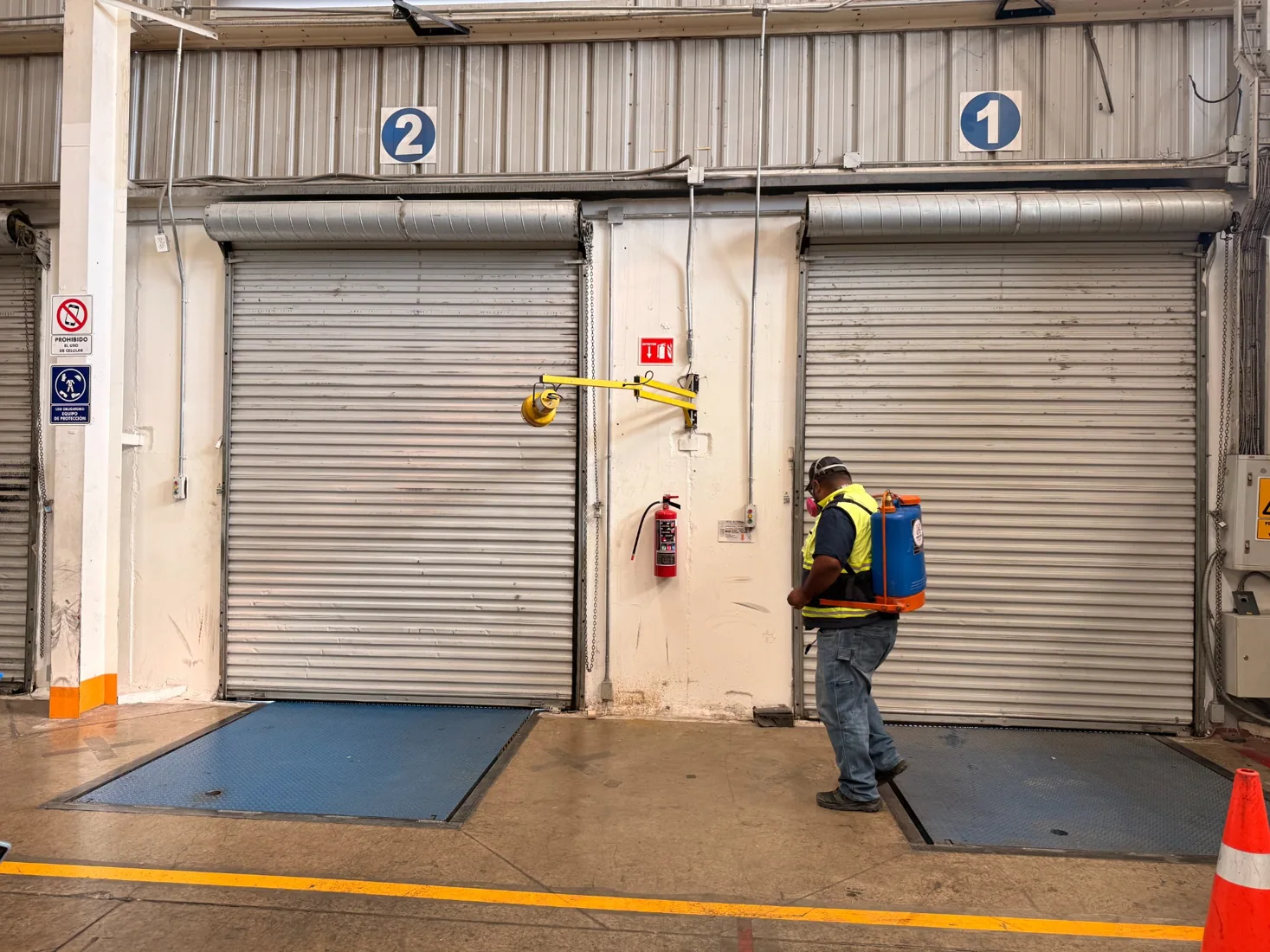 Técnico realizando aplicación en infraestructura industrial