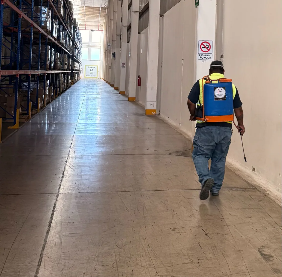 Controlador trabajando en pasillo de almacén