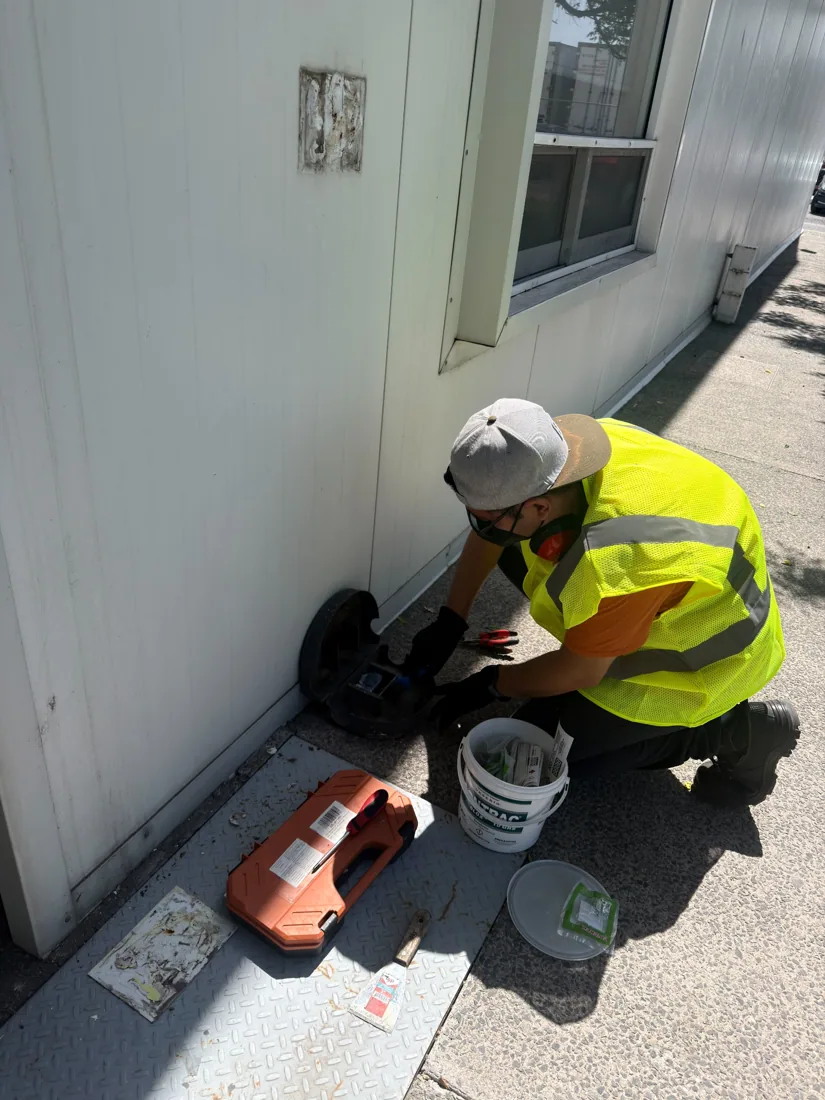 Técnico realizando mantenimiento de dispositivo perimetral
